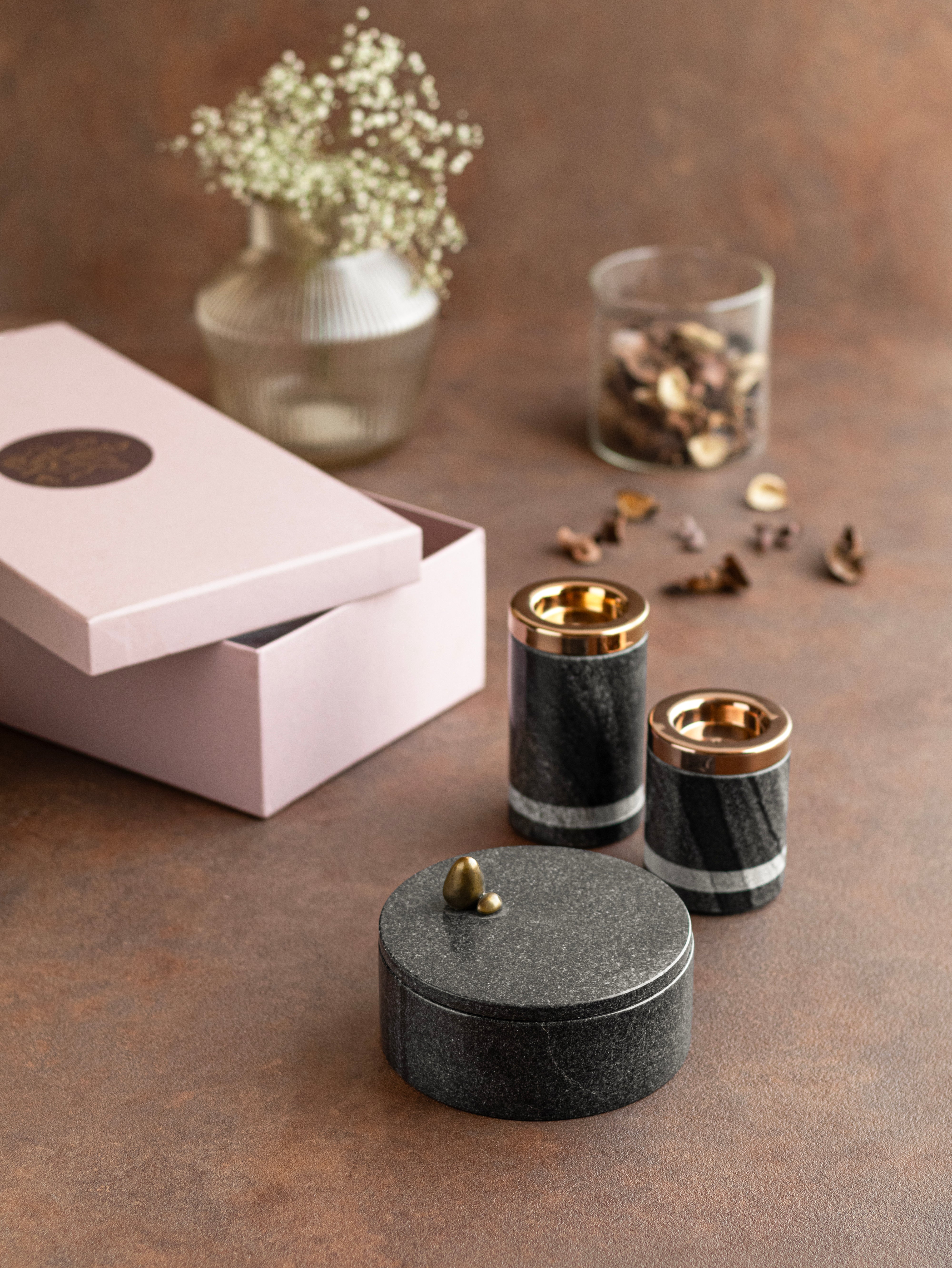 Yin Tealight Tower + Pebble Black _ Gift Box